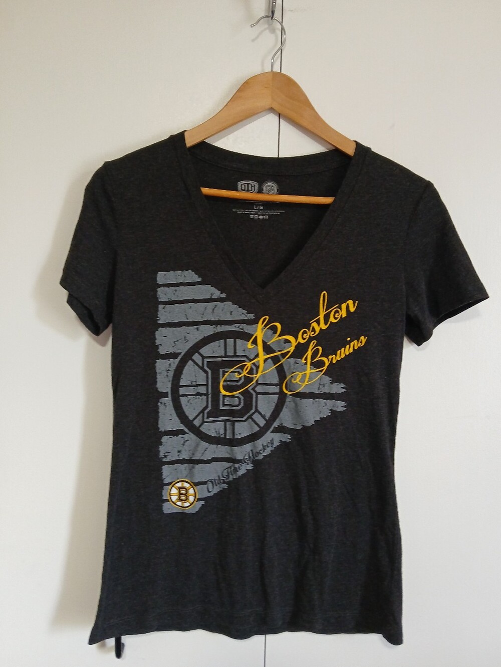 Old Time Hockey Boston Bruins Distressed Graphic V-Neck Tee Charcoal Lg
